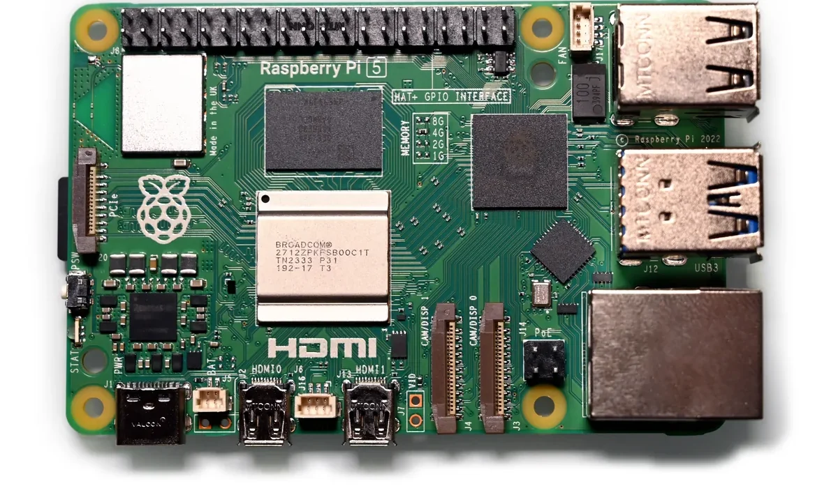 Raspberry Pi 5 tek kartlı bilgisayarın üstten çekilmiş resmi ürün fotoğrafı; SoC, USB 3.0 ve Ethernet portları net görünüyor