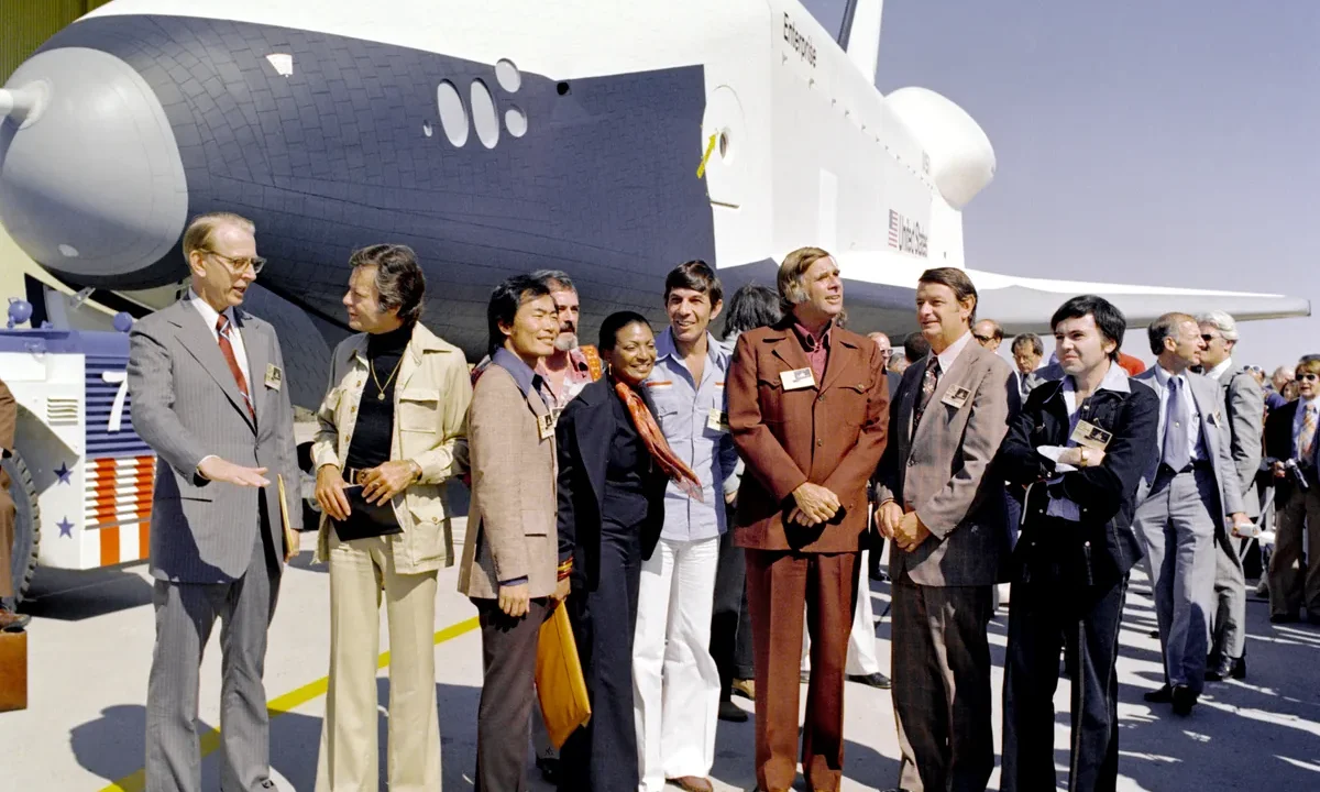 Uzay mekiği Enterprise önünde Gene Roddenberry ve Star Trek dizisinin özgün oyuncu kadrosu, 1976 tanıtım töreni