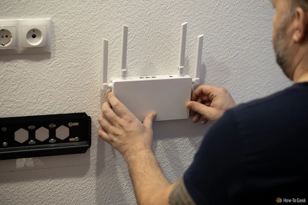 Router konumlandırma: kablosuz yönlendiricinin evin merkezine, yüksek ve açık bir noktaya duvara monte edilmesi