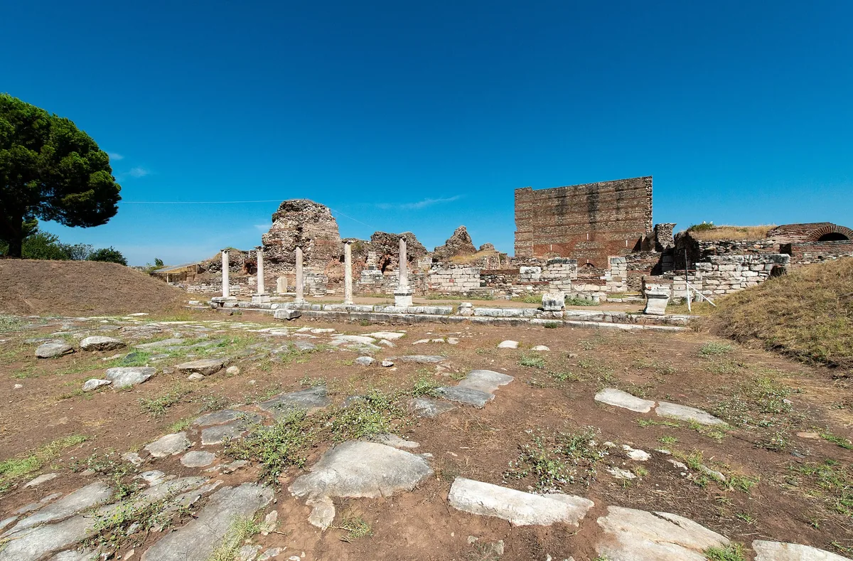 Sardis antik kentinin Roma dönemi kolonlu caddesi ve arkada Gymnasium-Hamam kompleksinin kalıntıları