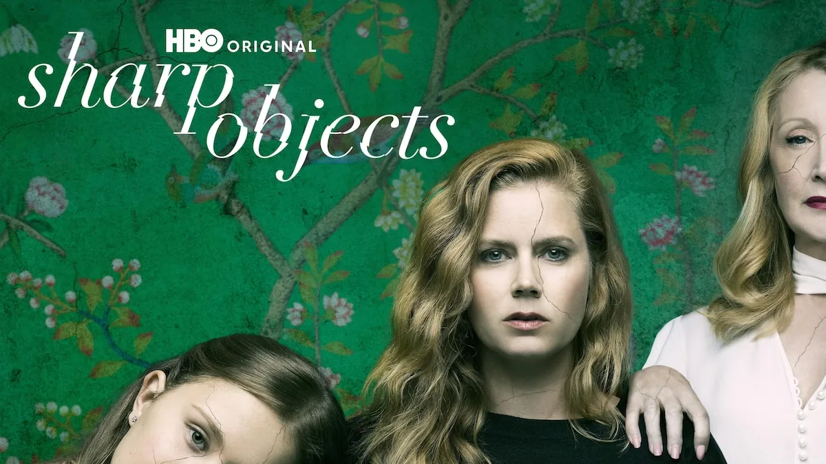 Sharp Objects dizisinde Amy Adams, Eliza Scanlen ve Patricia Clarkson ile HBO Original logosu
