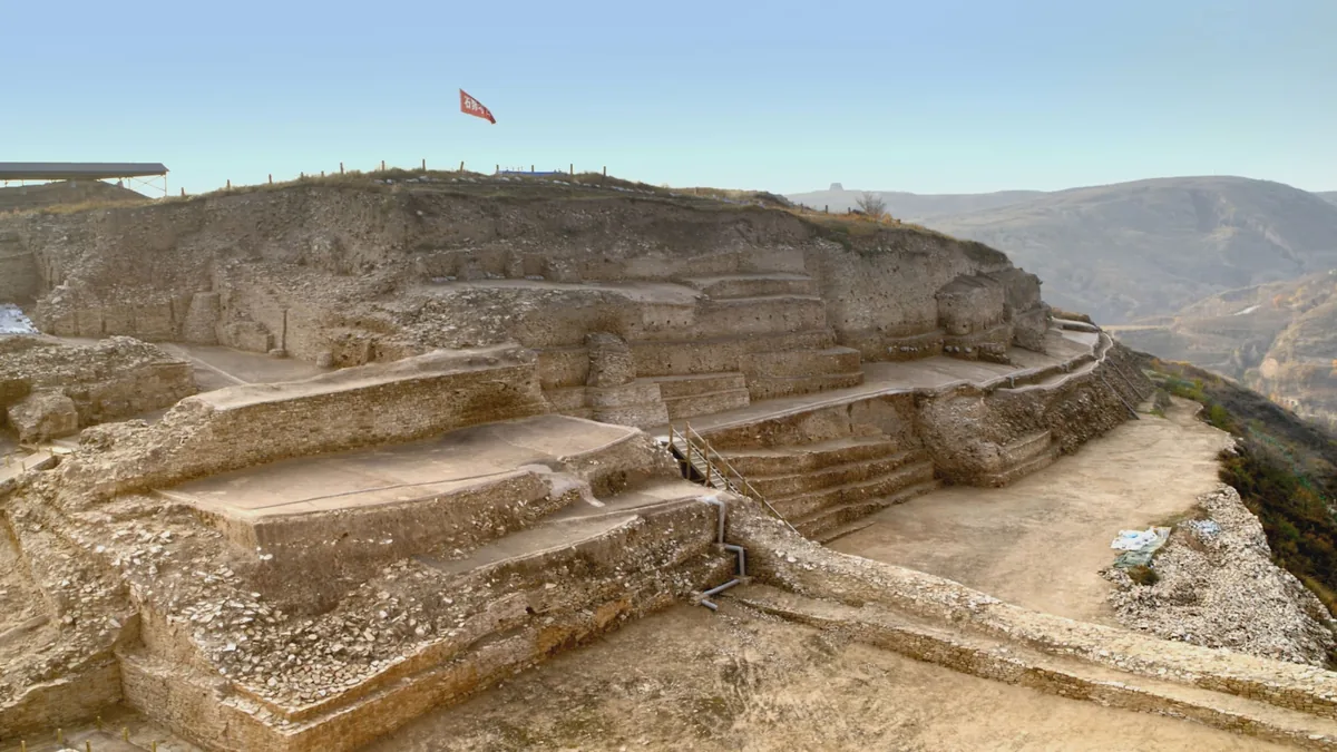 Shimao antik kentinin havadan görünümü: Şensi Loess Platosu üzerinde basamaklı taş surlarla örülü 4.000 yıllık kazı alanı