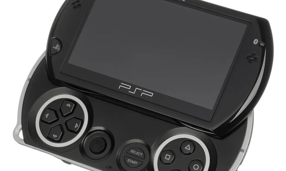 Sony PSP Go el konsolunun kaydırmalı (slider) ekranı açık halde, siyah gövde ve oyun tuşlarıyla görünümü