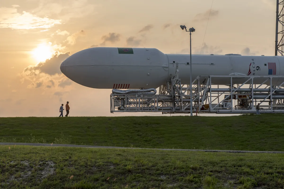 SpaceX Falcon 9 roketinin gün doğumunda fırlatma rampasına hazırlanışı