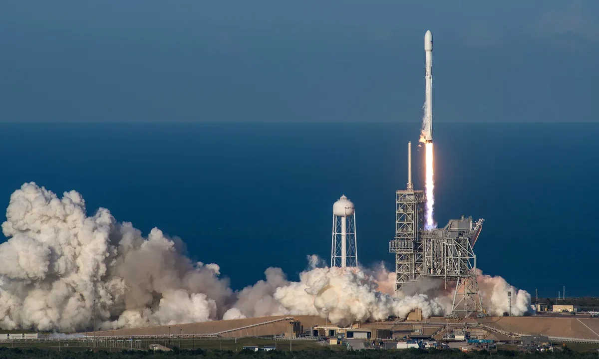 SpaceX Falcon 9 roketinin Cape Canaveral'dan fırlatılışı, alev ve duman bulutları içinde