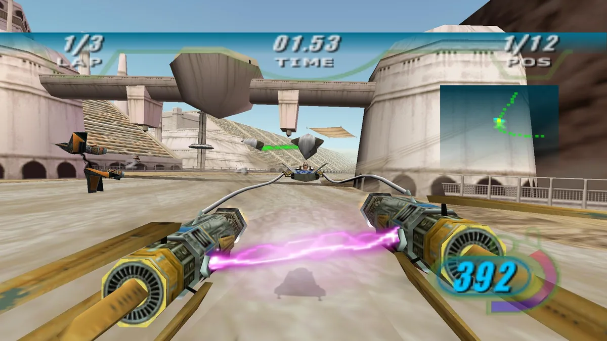 Star Wars Episode I: Racer oyununda pod yarışçıları Tatooine pistinde hız yapıyor