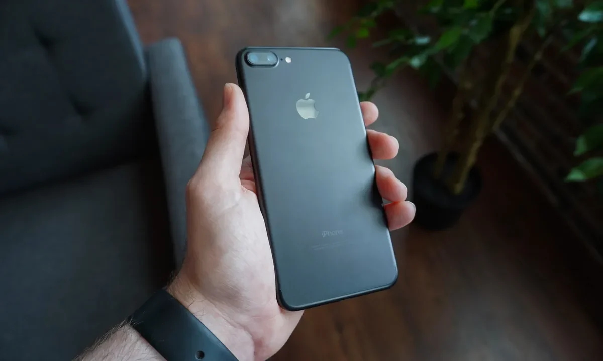Elde tutulan siyah bir akıllı telefon; telefon ısınınca neden koku yapar sorusunu temsil eden kapak görseli