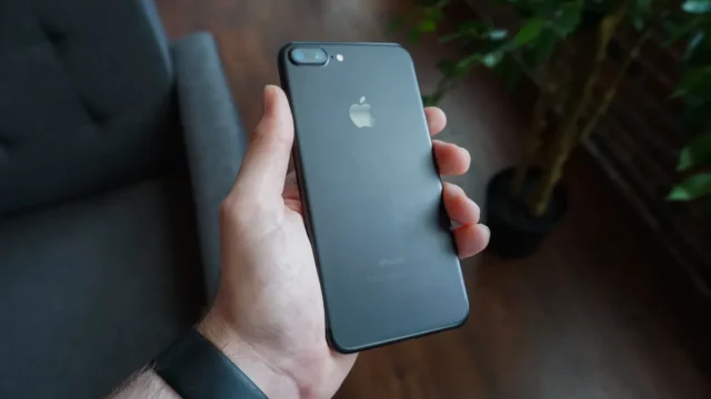 Telefon Isınınca Neden Koku Yapar? Ne Zaman Tehlikeli?