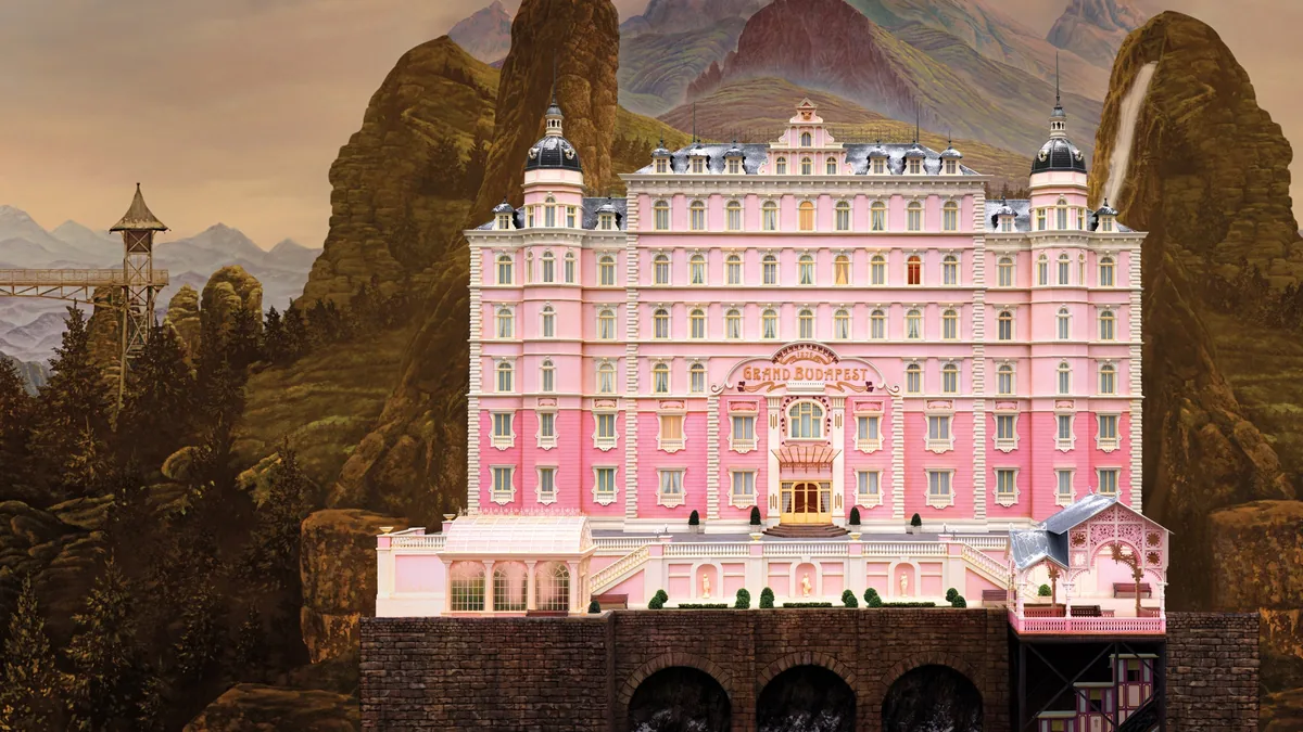 The Grand Budapest Hotel filminin pembe cepheli, simetrik ve resimli kitap estetiğindeki ikonik oteli