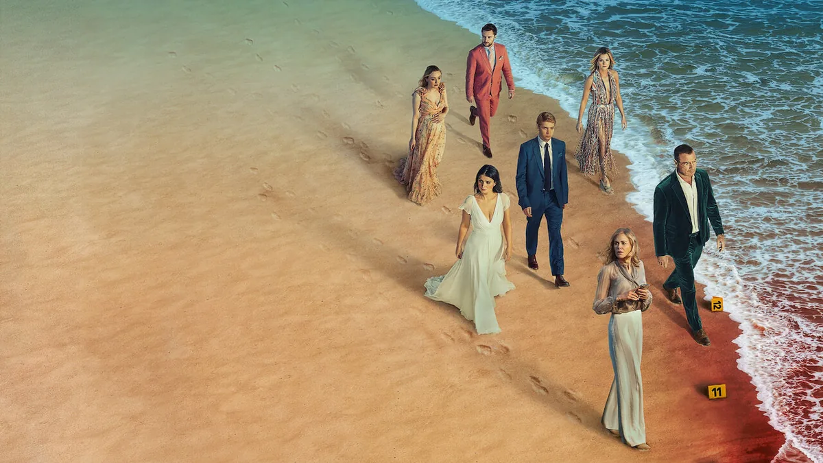 The Perfect Couple dizisinde düğün kadrosunun sahilde yürüyüşü ve olay yeri işaretleri
