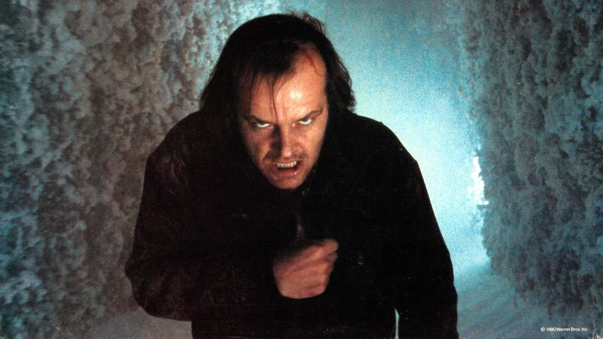 Jack Torrance, The Shining filminde donmuş çit labirentinde öfkeyle ilerlerken