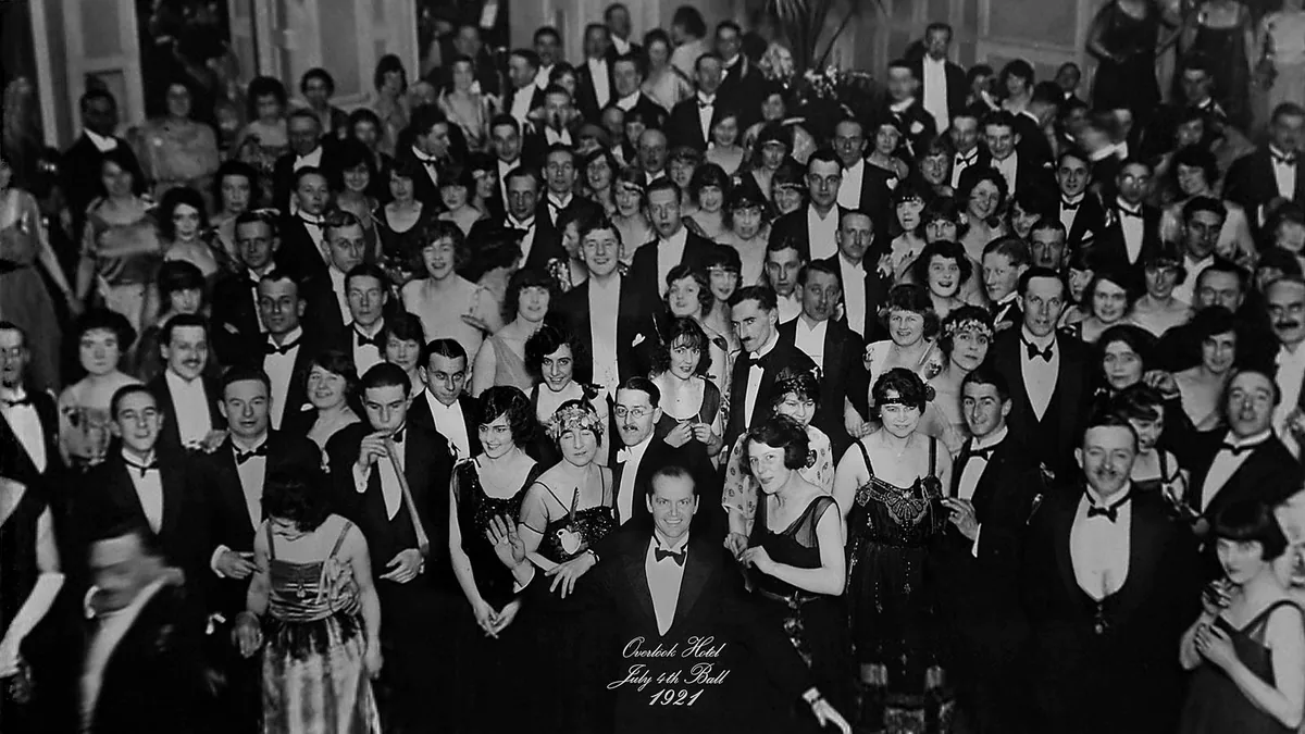 The Shining filminin sonundaki 1921 tarihli Overlook Oteli 4 Temmuz Balosu fotoğrafı, ön planda Jack Torrance