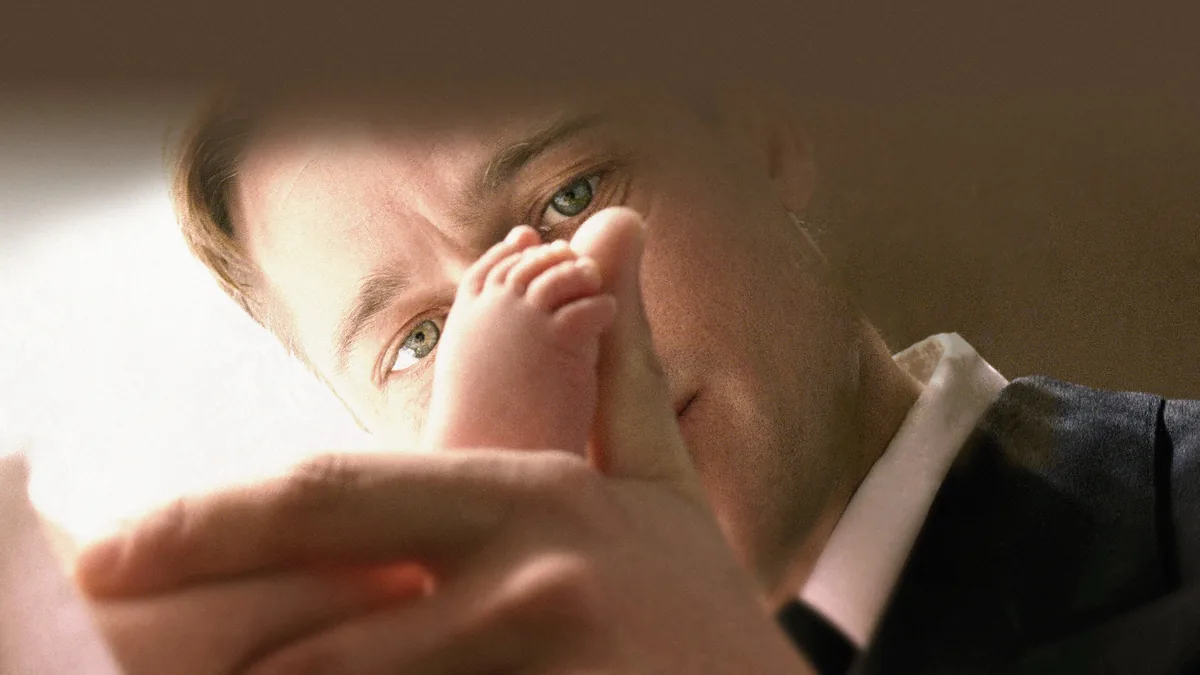The Tree of Life filminde doğal pencere ışığıyla çekilmiş baba ve bebek sahnesi