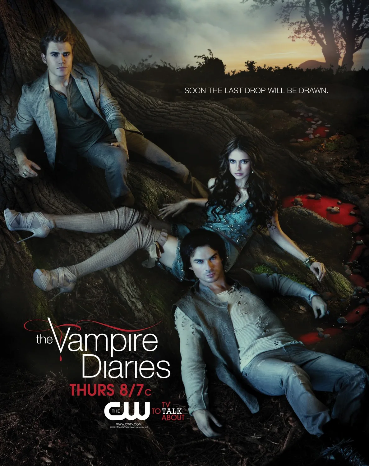 The Vampire Diaries dizisinin resmi tanıtım posteri, ana karakterleri orman atmosferinde gösteriyor