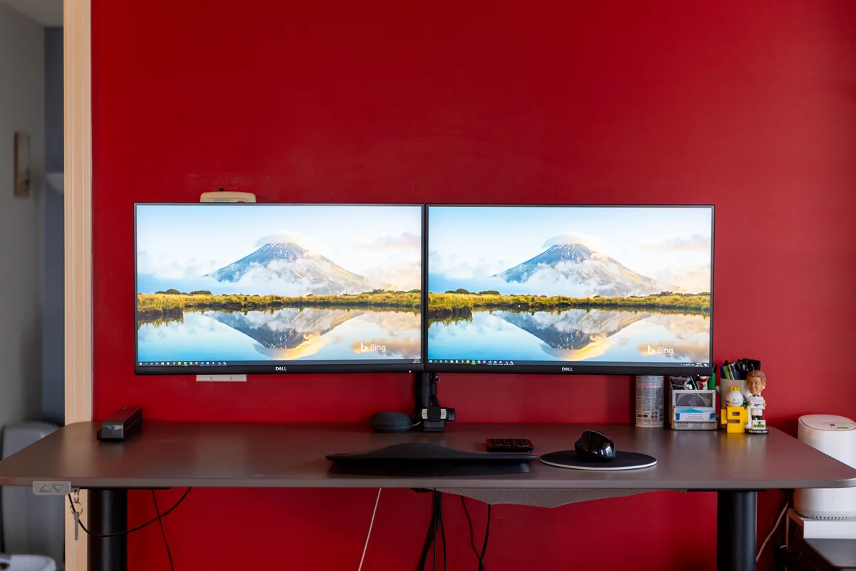 Tek bir bilgisayara bağlı çift 4K monitörden oluşan çok ekranlı masaüstü kurulumu