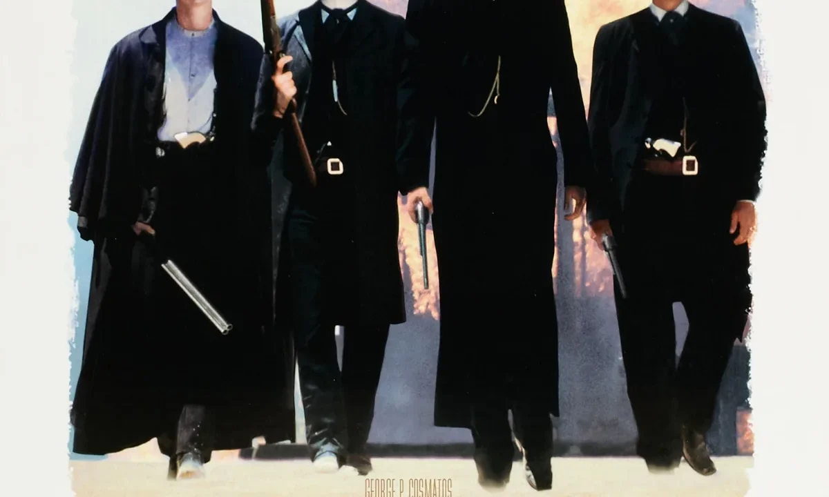 Tombstone filmi (1993) resmi afişi: Kurt Russell ve Val Kilmer başrollerinde, western atmosferinde kovboy şapkalı iki karakter
