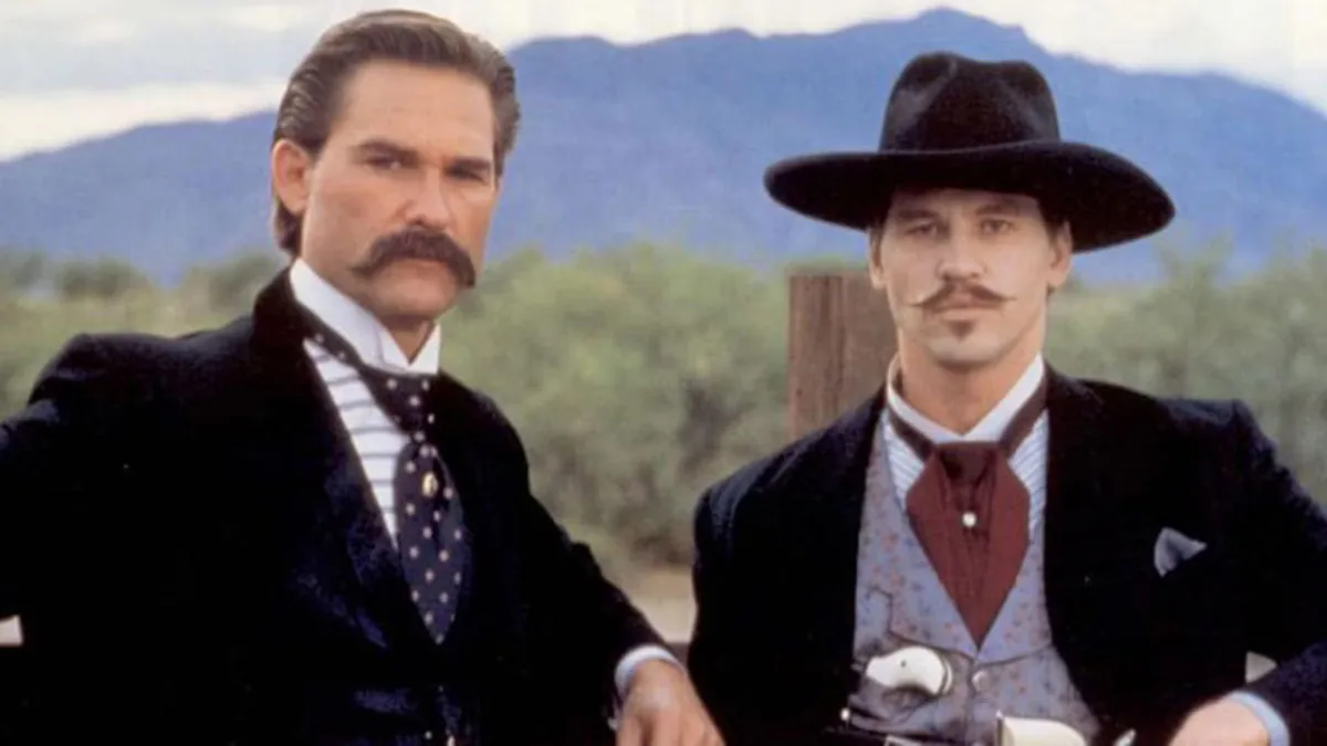 Kurt Russell ve Val Kilmer, Tombstone filminde Wyatt Earp ve Doc Holliday rollerinde kamera karşısında poz verirken