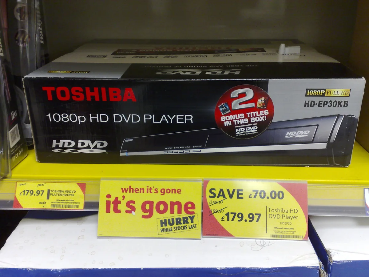 Toshiba HD-DVD oynatıcısının (HD-EP30KB) 2008 yılında büyük indirimle satışa sunulduğu market rafı görüntüsü