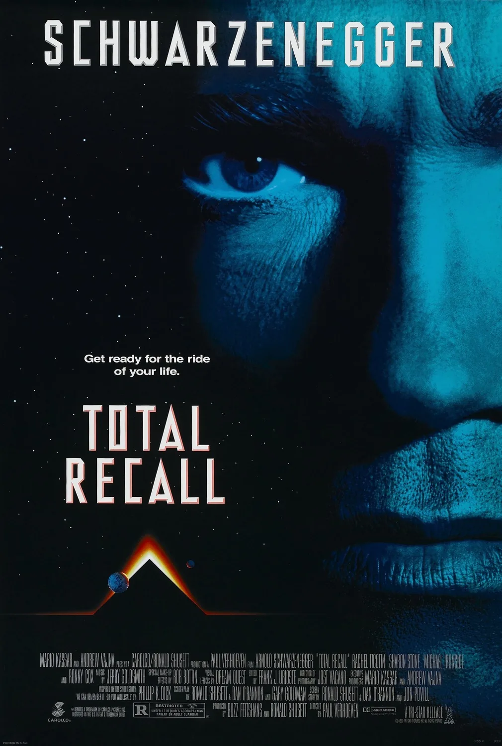 Total Recall 1990 filminin resmi afişi — Arnold Schwarzenegger'in canlandırdığı Douglas Quaid, Mars temalı bilim kurgu atmosferinde