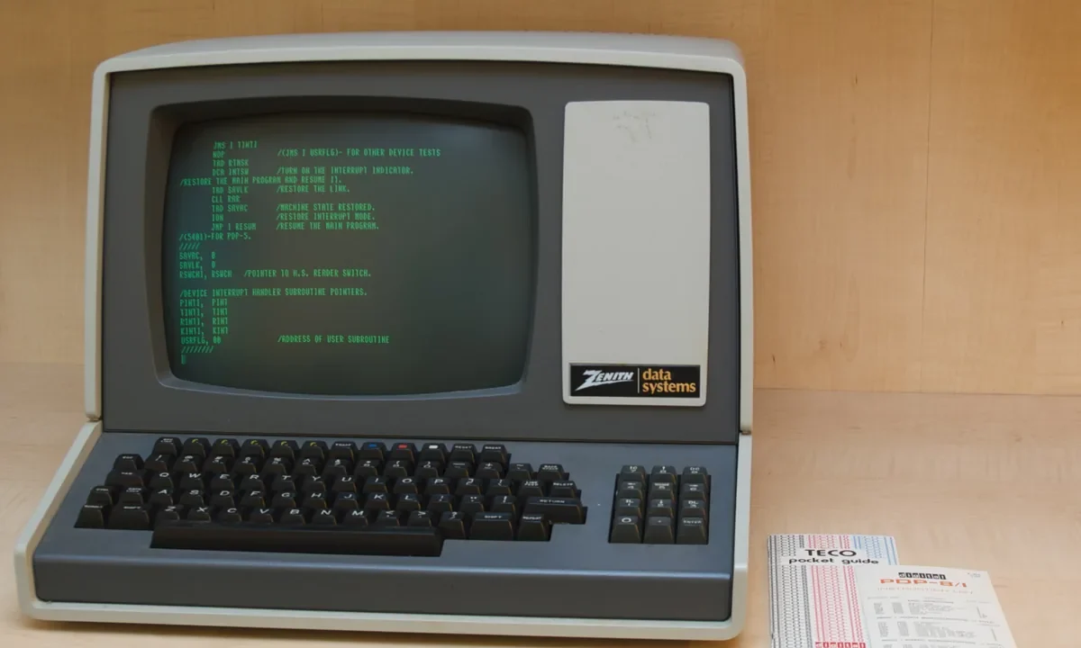 Yeşil fosfor ekranlı retro bir Unix terminalinde akan komut satırı kodları