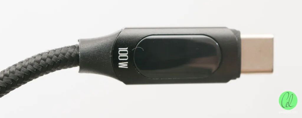 USB-C kablosunun konektör ucunda yer alan 100W güç etiketinin yakın çekimi