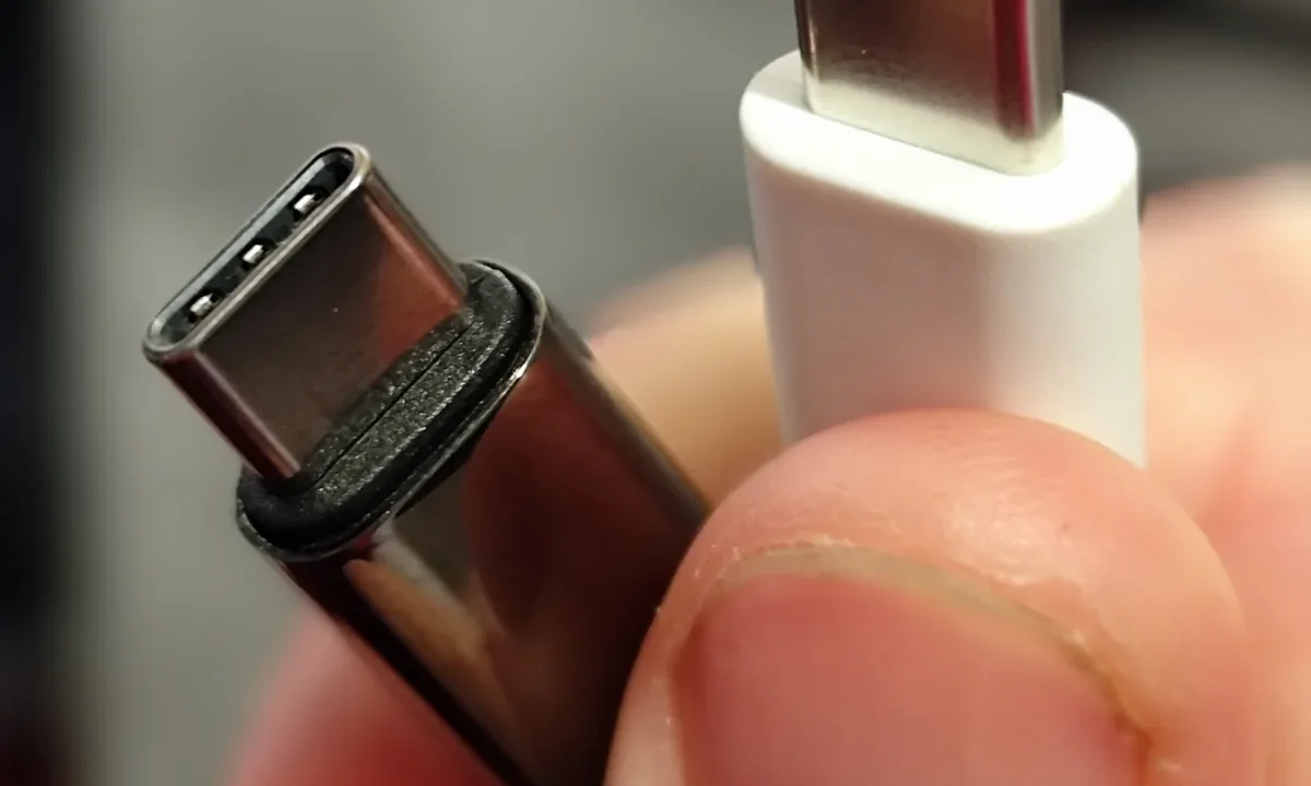 Birbirinin aynısı görünen birkaç USB-C konektör ucunun yakın çekimi