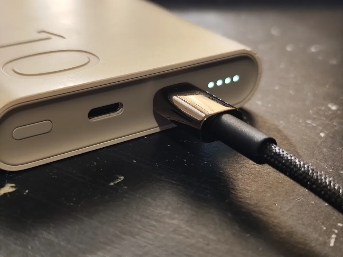 USB-C kablosunun bir cihazın portuna takılı yakın çekimi