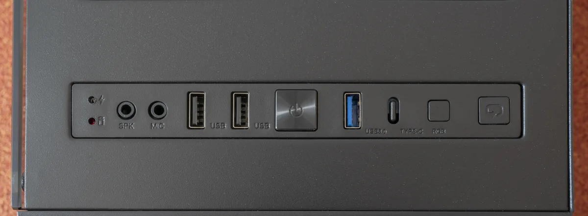 Bir bilgisayar kasasının ön panelinde siyah USB 2.0, mavi USB 3.0 ve USB Type-C portları