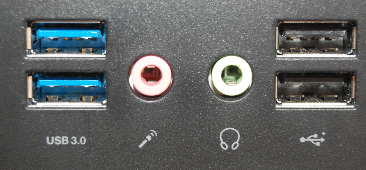 Bilgisayarda yan yana duran mavi USB 3.0 ve siyah USB 2.0 portlarının yakın çekimi