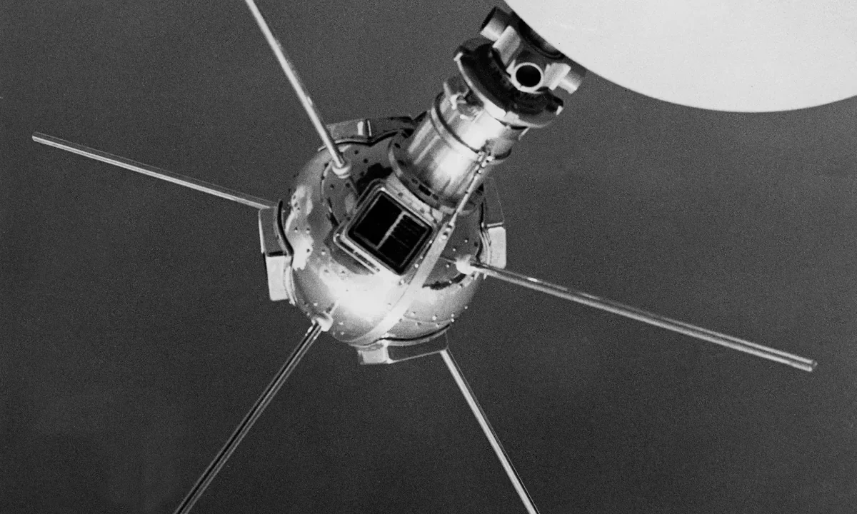 Uzaydaki en eski yapay uydu Vanguard 1 nin parlak alüminyum küre gövdesi ve altı anteniyle resmi Smithsonian fotoğrafı