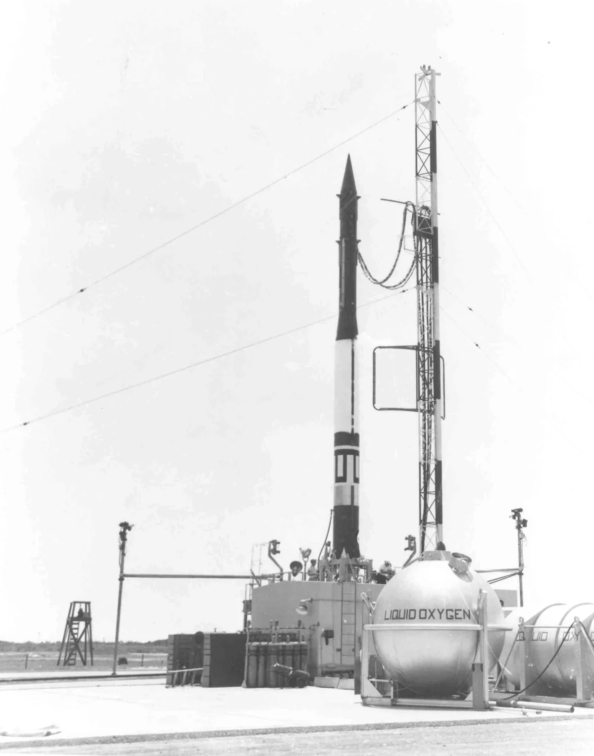 17 Mart 1958'de Cape Canaveral'da fırlatma rampasında Vanguard TV-4 roketi ve sıvı oksijen tankı, Vanguard 1 fırlatılışından önce