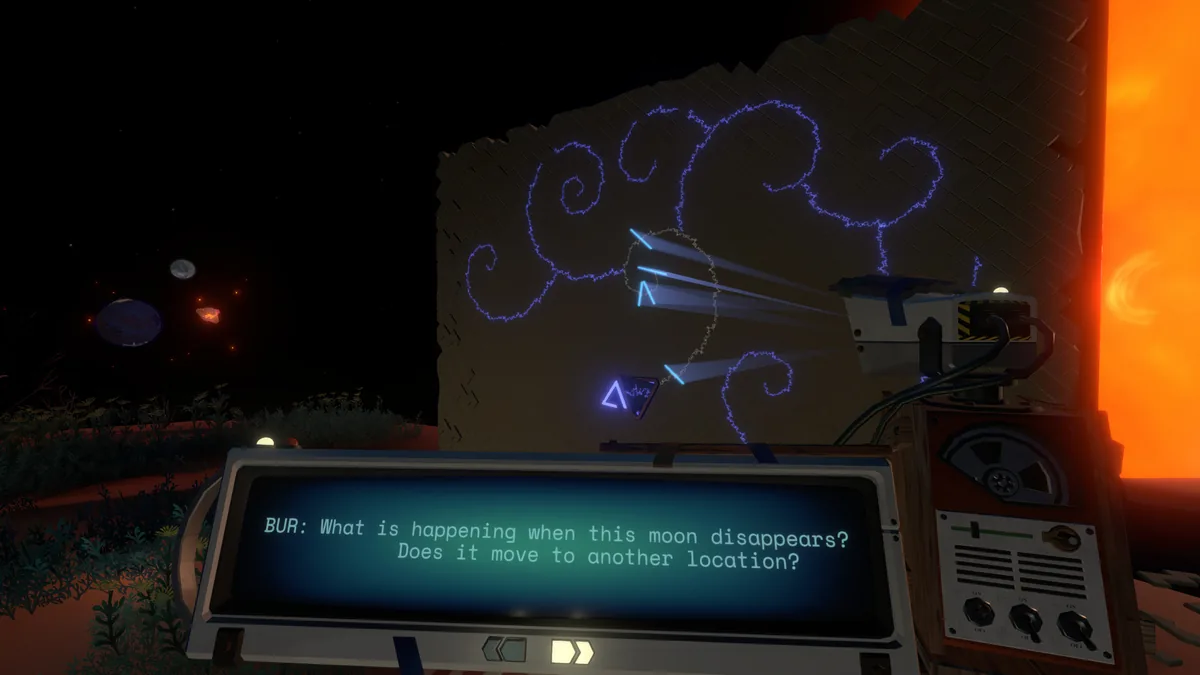 Outer Wilds oyununda duvara işlenmiş parlayan mavi Nomai yazıtları ve bir çeviri cihazının BUR sorusu ekranı