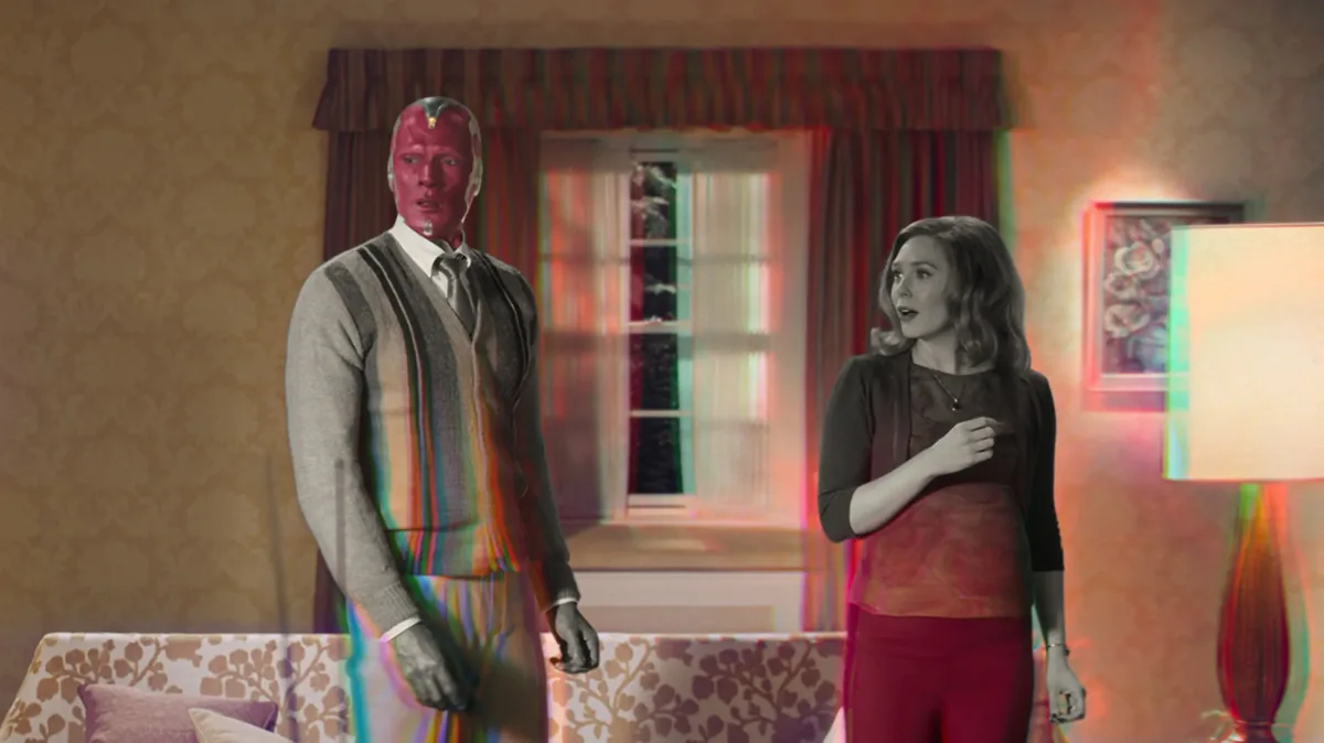 WandaVision dizisinde Wanda ve Vision'ın sitcom estetiğindeki oturma odası sahnesi