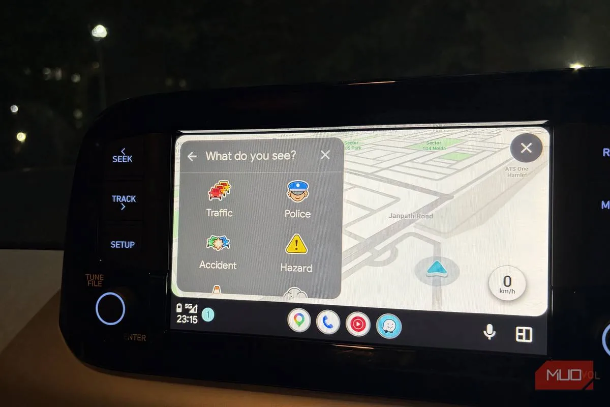 Waze uygulamasının Android Auto ekranında topluluk temelli olay bildirimi: trafik, polis, kaza ve tehlike seçenekleri