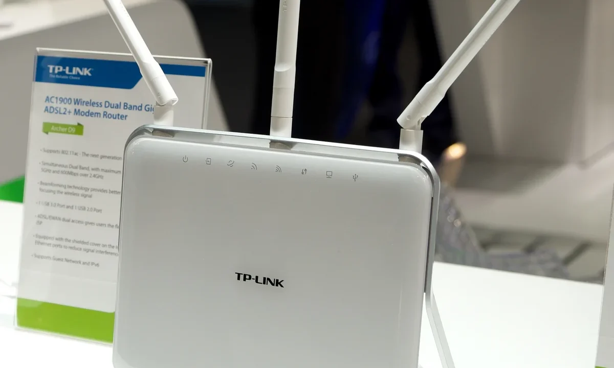 Antenli beyaz bir TP-Link Wi-Fi router; doğru konumlandırıldığında güçlü ve dengeli sinyal sağlayan bir kablosuz ağ cihazı