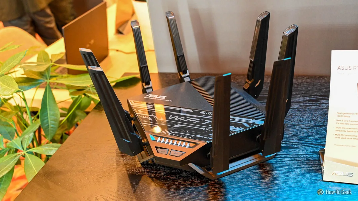 Çoklu anten dizilimine sahip ASUS Wi-Fi 7 router; beamforming ve MU-MIMO destekli modern kablosuz cihaz
