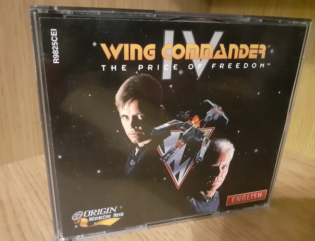 Wing Commander IV oyununun altı CD-ROM içeren dönem kutusu ve disk paketi fotoğrafı