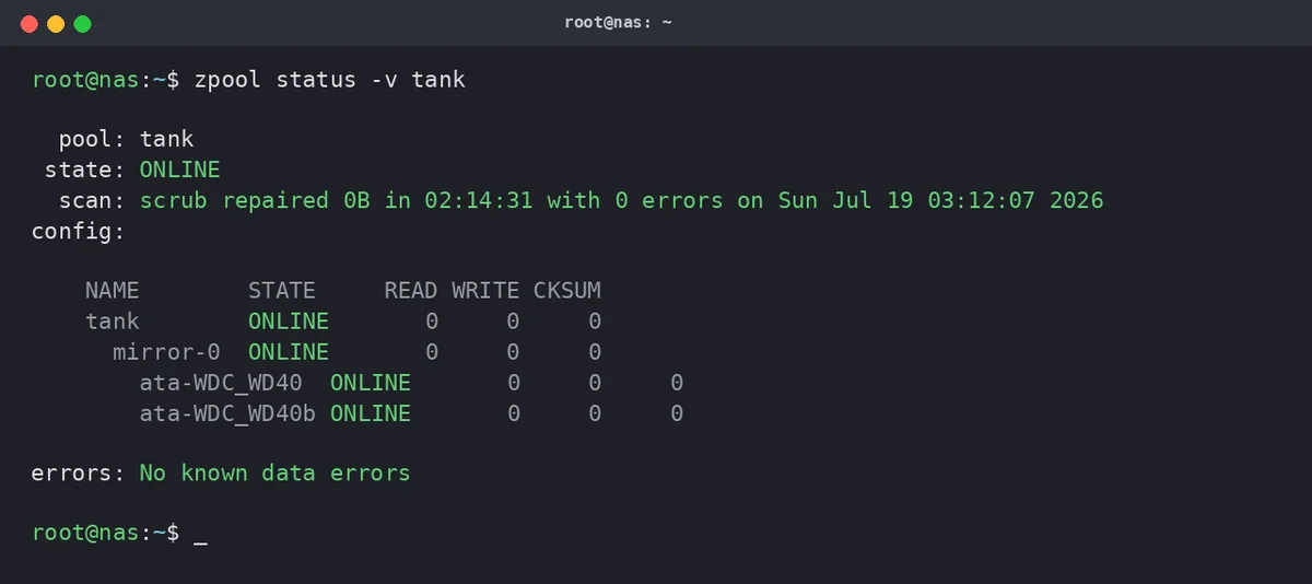 ZFS zpool status komutunun örnek/temsili terminal çıktısı illüstrasyonu — checksum (CKSUM) sütununu ve scrub sonucunda 'no known data errors' ibaresini gösterir