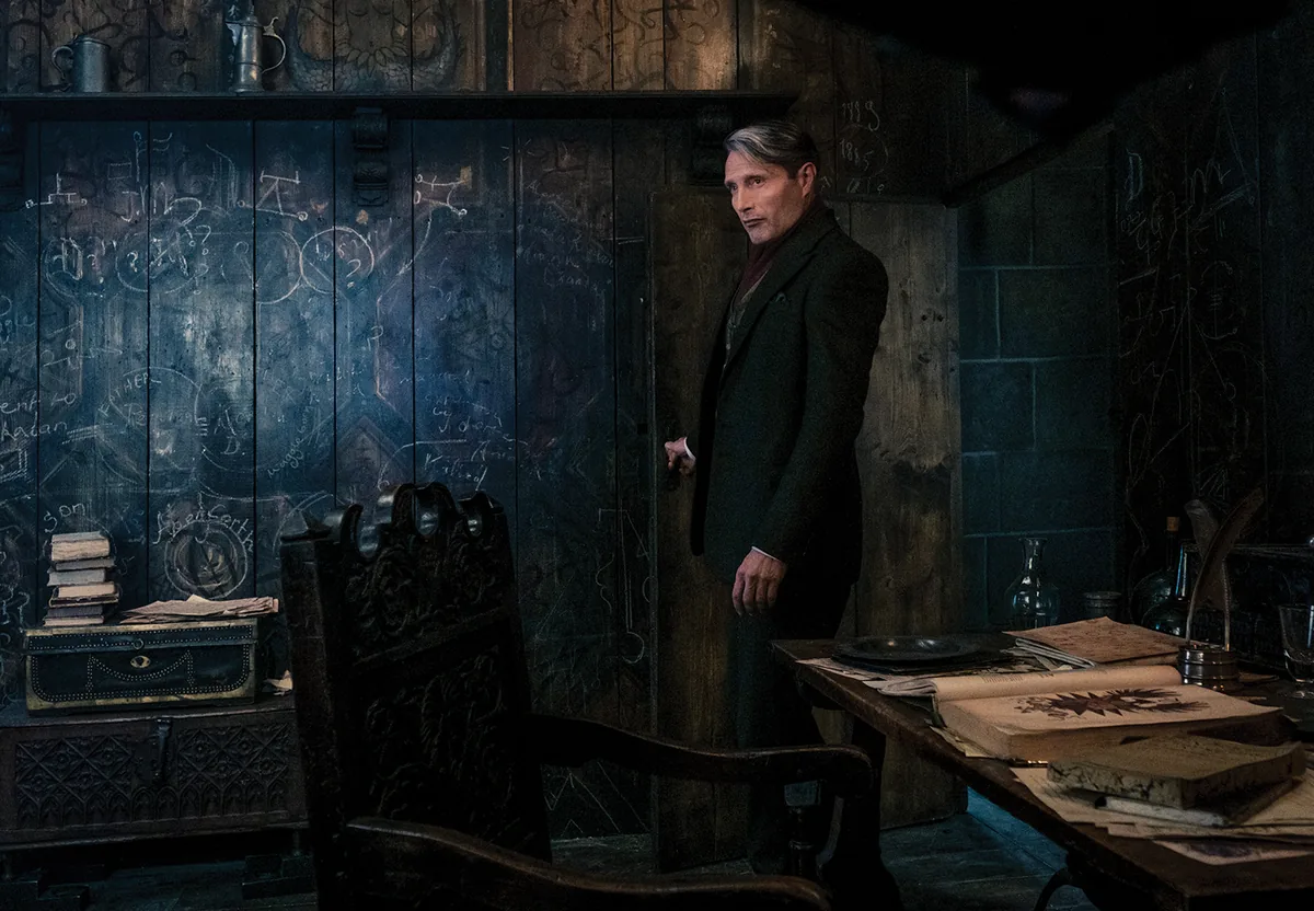 Gellert Grindelwald'ın karanlık ve gizemli bir odada resmi Fantastik Canavarlar film görüntüsü