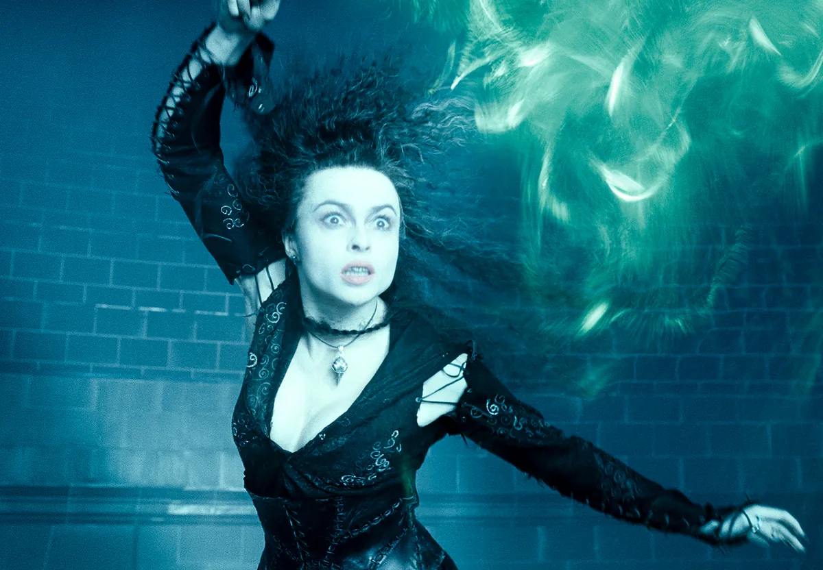 Bellatrix Lestrange'in dağınık saçları ve çılgın bakışıyla büyü yaparken resmi film görüntüsü