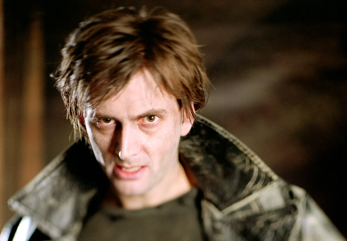 Barty Crouch Jr.'ın çılgın bakışı ve dağınık saçlarıyla resmi Ateş Kadehi film görüntüsü