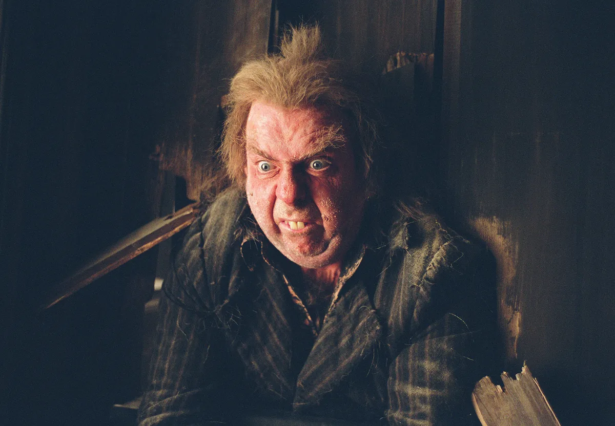 Peter Pettigrew'in (Kurtsolucan) korkak ve sinsi ifadesiyle resmi film görüntüsü