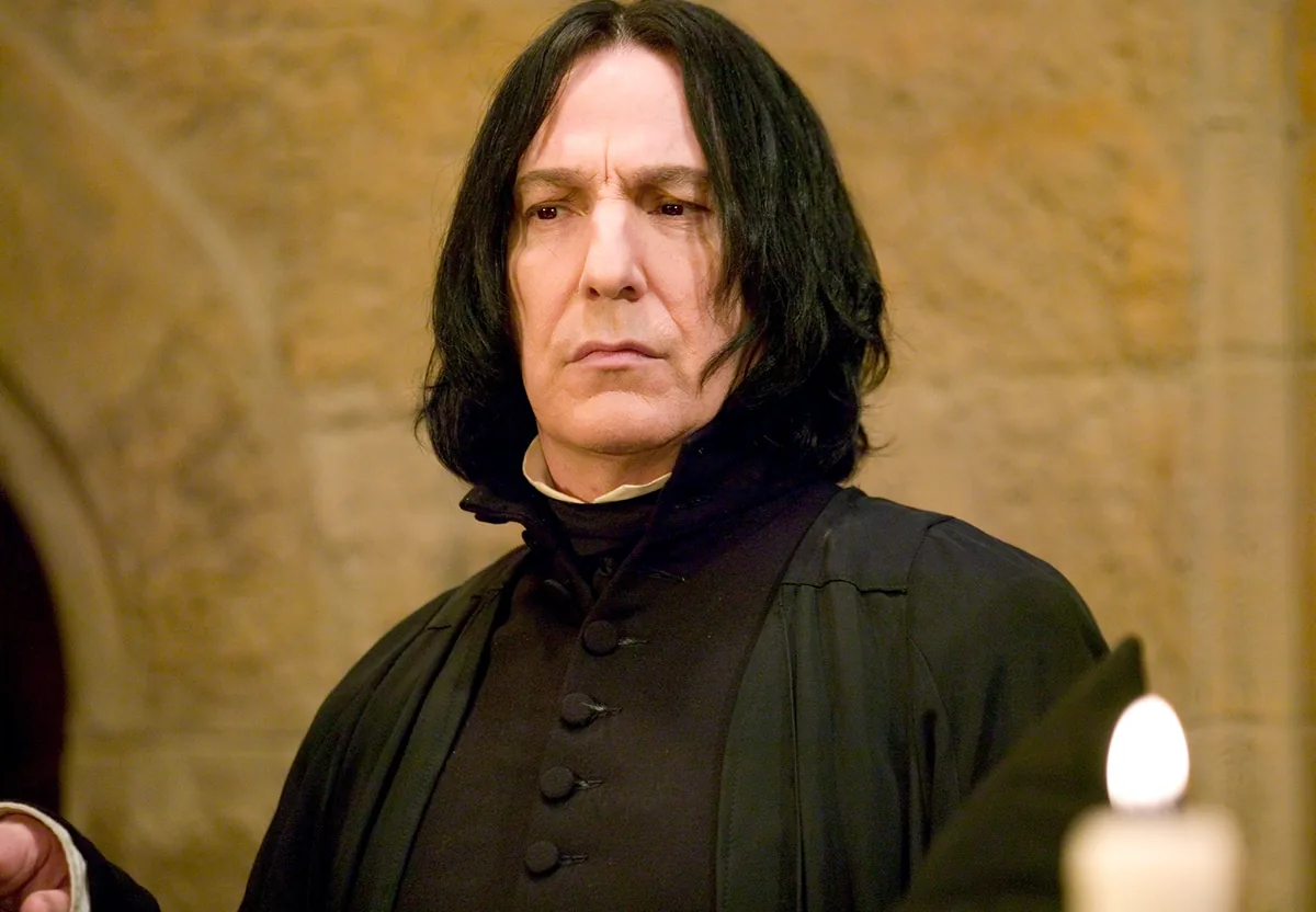 Severus Snape'in siyah cübbesi ve mesafeli ifadesiyle Hogwarts'ta resmi film görüntüsü