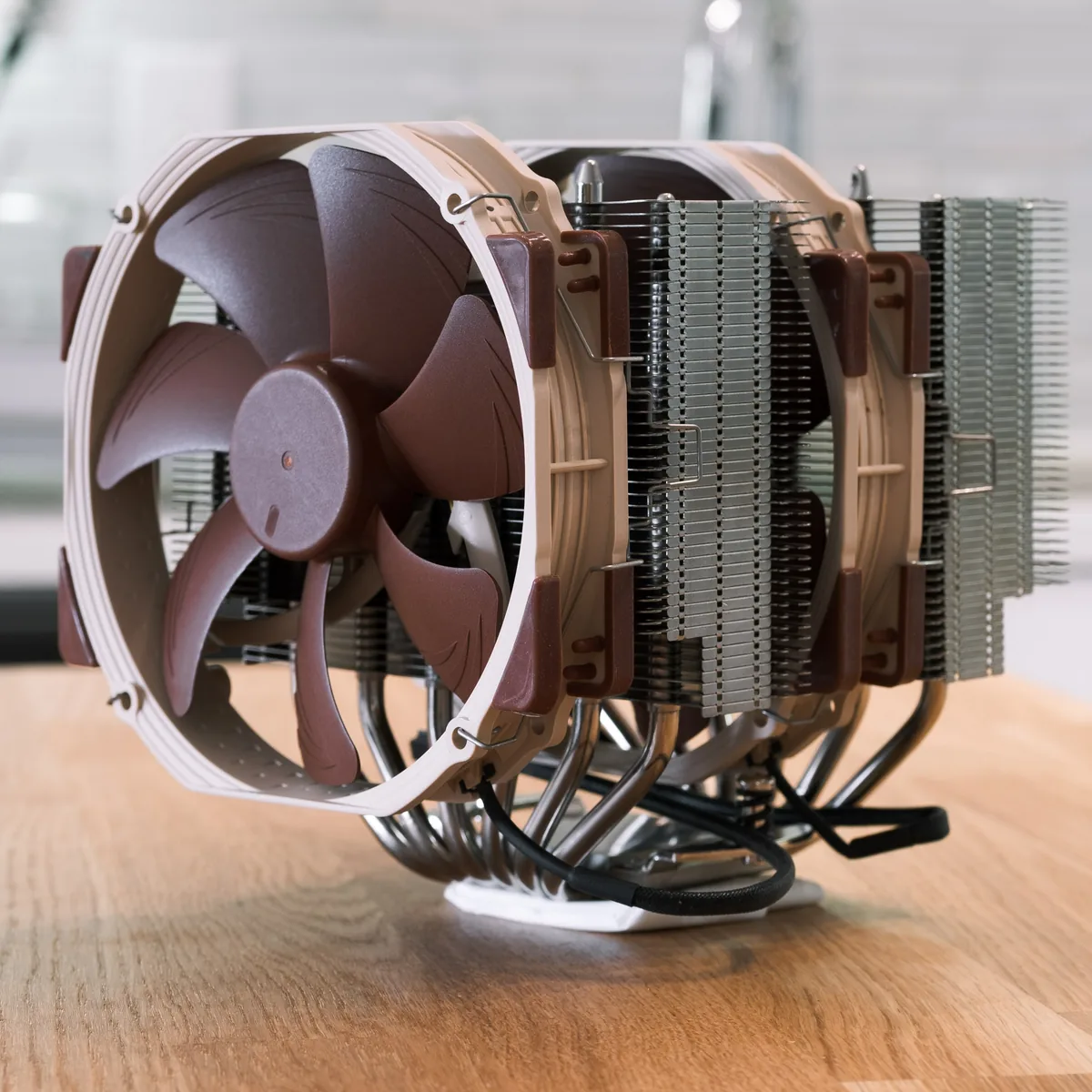 Noctua NH-D15 kule tipi işlemci soğutucusunun iki kahverengi-bej fanla birlikte ürün fotoğrafı