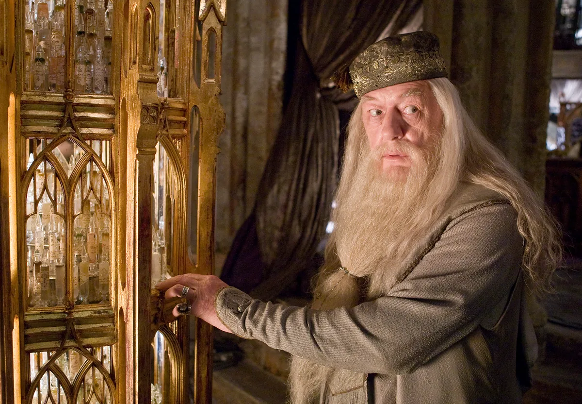 Albus Dumbledore'un uzun beyaz sakalı ve düşünceli ifadesiyle resmi film görüntüsü