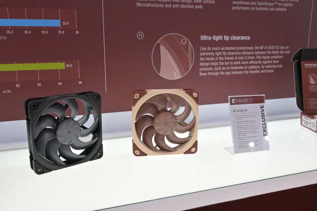 Noctua NF-A12x25 G2 chromax.black siyah fan ile kahverengi-bej standart fan yan yana karşılaştırması, Computex fuarında sergilenirken