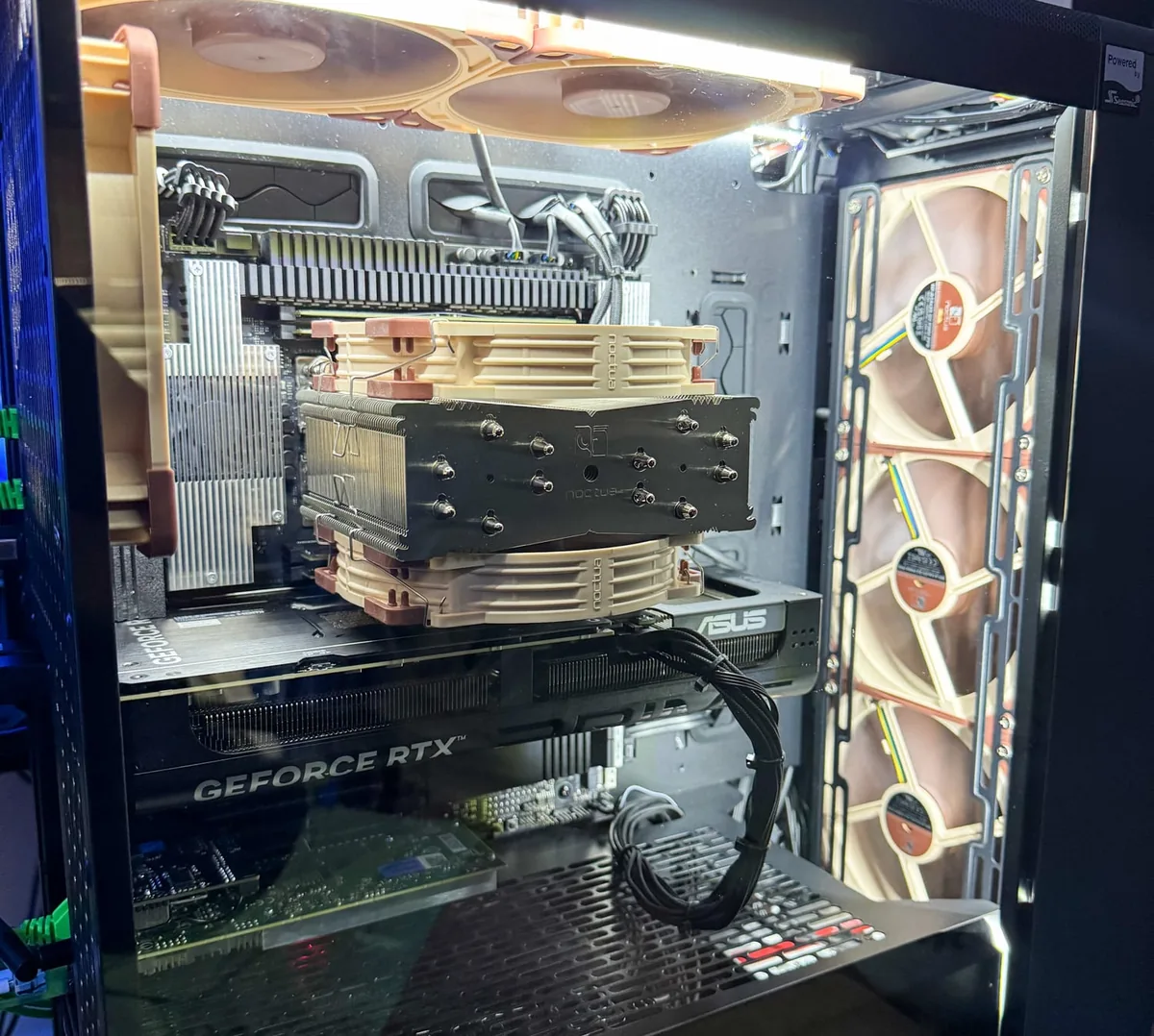Camlı bilgisayar kasası içinde kahverengi-bej Noctua fanlar ve CPU soğutucusuyla kurulmuş bir sistem