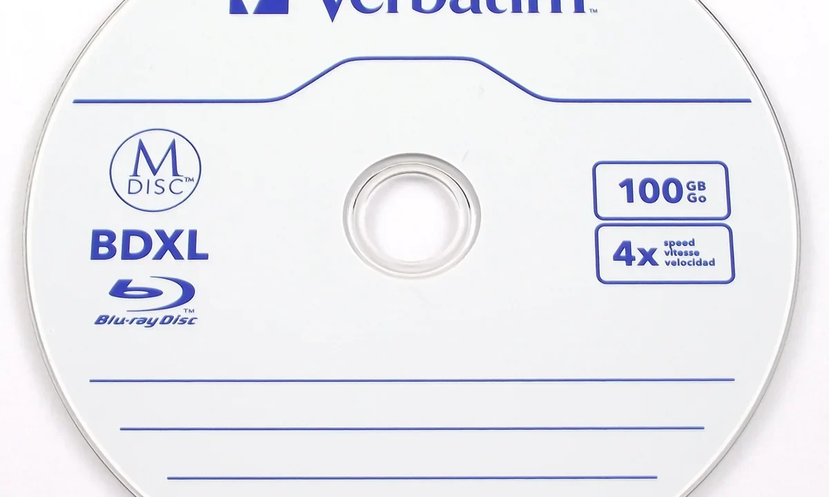 1000 yıl dayanan M-Disc nedir sorusunu görselleştiren Verbatim M-DISC BDXL 100GB arşivleme diski stüdyo fotoğrafı