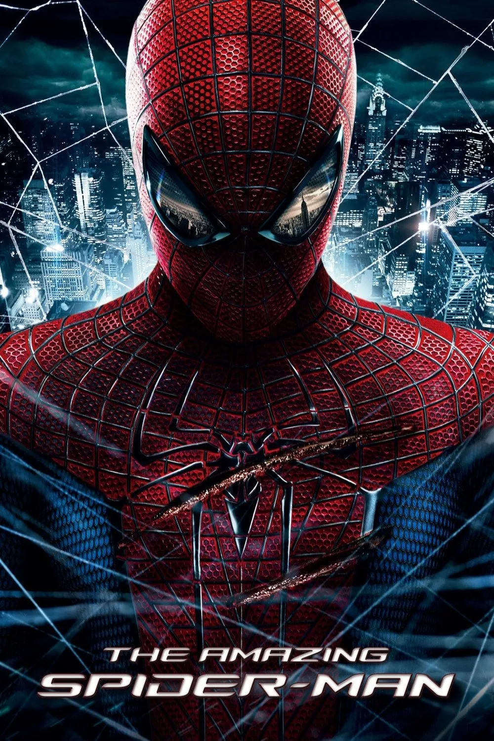 The Amazing Spider-Man (2012) filminin resmi afişi — Andrew Garfield'ın canlandırdığı Örümcek Adam'ın yakın plan kostüm görüntüsü
