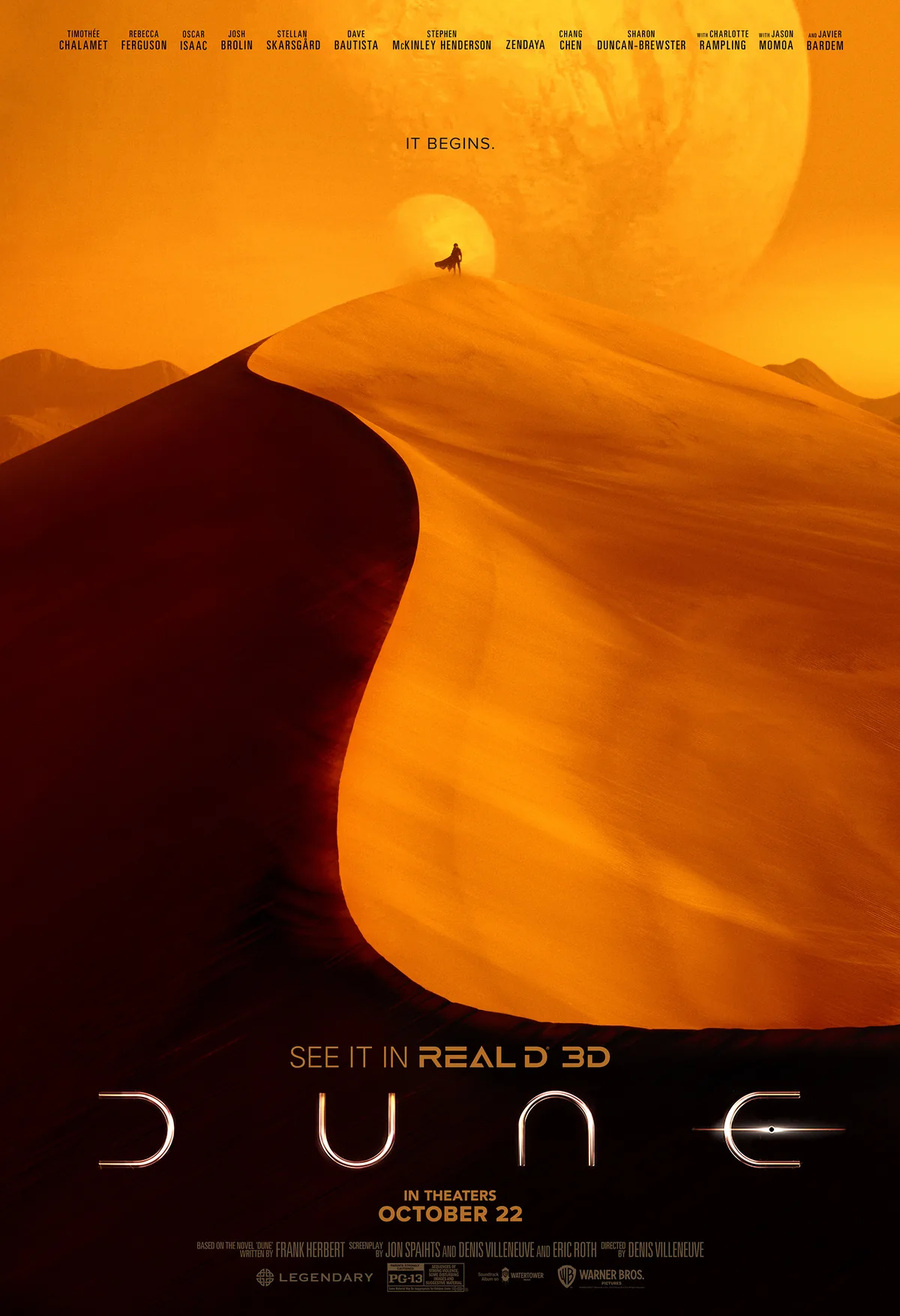 Dune (2021) filminin resmi afişi: dev bir kum tepesinin üzerinde tek başına duran küçük bir figürle Arrakis çölünün ölçeğini gösteren geniş kadraj